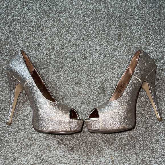 Rose Gold color. Glitter material. Open toe platform. - Picture 5 of 5